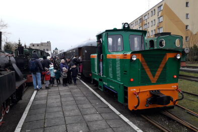 Zielona lokomotywa z literą 