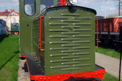 Odnawiana lokomotywa spalinowa WLs50-1630 jest zaparkowana na torze kolejowym o szerokości 750 mm. Odnowiony tabor ma zielono-oliwkowe malowanie z czerwonymi akcentami na zderzaku i obramowaniu. Na pierwszym planie widoczne są boczne żaluzje silnika oraz czerwona latarnia.