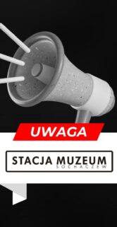 Obrazek przedstawia grafikę z megafonem w górnej części i czerwoną etykietą z białym napisem "UWAGA" oraz czarnym tekstem "STACJA MUZEUM" poniżej. Tło grafiki jest czarne, a elementy graficzne są w kolorach białym, czerwonym i szarym. Megafon wykorzystany w grafice jest stylizowany na trójwymiarowy z szarym cieniowaniem.