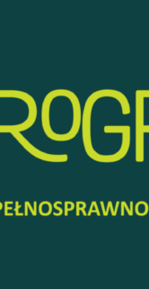 Grafika przedstawia logo programu wspierającego osoby z niepełnosprawnościami. Widoczne są ikonograficzne elementy takie jak sylwetka budynku przypominającego muzeum i wózek inwalidzki, które zostały połączone z literą "N". Kolorystyka logo to połączenie żółtego tła z niebieskimi i białymi elementami graficznymi i tekstem.