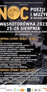 Plakat zaprasza na VII Festiwal Noc Poezji i Muzyki WĄSKOTORÓWKA 2023 odbywający się w dniach 25-26 sierpnia w Muzeum Kolei Wąskotorowej w Sochaczewie. Wydarzenie rozpoczyna się od godziny 16:00, a w programie są m.in. twórczość poetycka zaprezentowana przez aktorów, warsztaty literackie, muzyczne spotkania z artystami oraz nocne jazdy pociągiem wąskotorowym. Plakat zaw