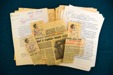 The Narrow Gauge Railway Museum in Sochaczew has enriched its collection with documentation from the Radzymin Commuter Railway. The photo shows a stack of carefully arranged documents, including articles and newspaper clippings. The documents contain various notes and stamps, confirming their authenticity and historical value.