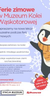 Plakat informacyjny promuje ferie zimowe w Muzeum Kolei Wąskotorowej, przedstawia wykaz tematycznych lekcji edukacyjnych. W tle widoczne są płatki śniegu i jasne, zimowe barwy, a w centralnej części znajduje się uśmiechnięty pingwin trzymający bilety. Na dole plakatu podane są informacje kontaktowe oraz logo muzeum.