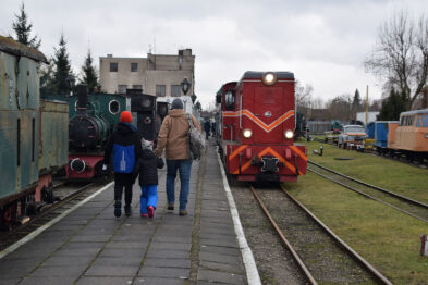 Lokomotywa muzealna Lxd2-342 z wagonami osobowymi stoi w peronie na terenie muzeum i za chwilę odjedzie na wycieczkę do przystanku Sochaczew-Brochów. Na peronie wsiadający do wagonów pasażerowie