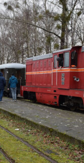 Lokomotywa muzealna Lxd2-342 z wagonami 1Aw na przysnatku Sochaczew-Brochów. Na peronie pasażerowie, którzy za chwilę wziądą w drogę powrotną do muzeum
