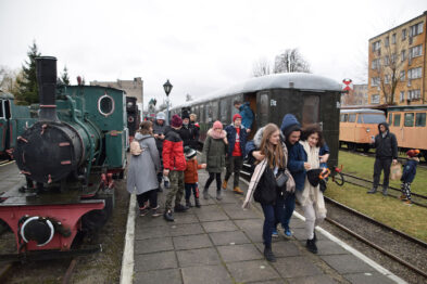Podróżni wysiadają z wagonów po powrocie muzealnego pociągu do muzeum