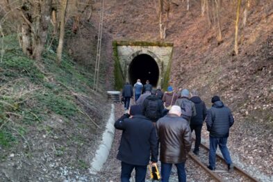Wycieczka ludzi wchodząca do tunelu