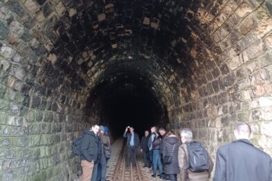 Wycieczka ludzi wchodząca w tunelu