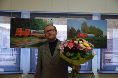 Autor wystawy Tomasz Jankowski widoczny z kwiatami