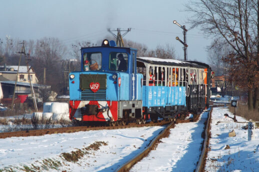 Pociąg wąskotorowy zimą. Na żaluzjach chłodnicy lokomotywy napis WOŚP