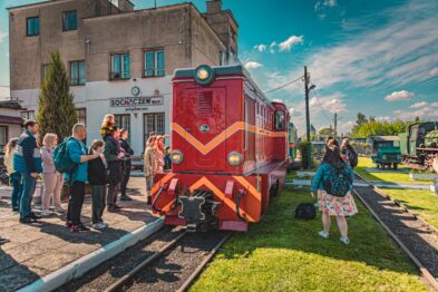 Widoczna lokomotywa w skansenie MKW w Sochaczewie