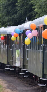 Widoczne wagony składu RETRO na Dzień Dziecka przystrojone balonami