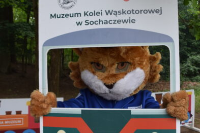 Maskotka muzeum pozuje do zdjęć