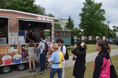 Kolejka klientów do food tracka